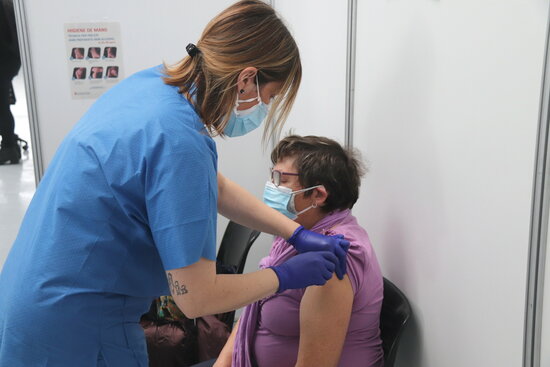 A woman in Tarragona getting her Covid-19 vaccine (by Eloi Tost)